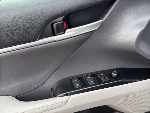 Used 2019 Toyota Camry XLE image 12