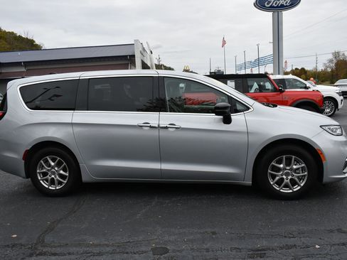 Used 2024 Chrysler Pacifica Touring-L image 4