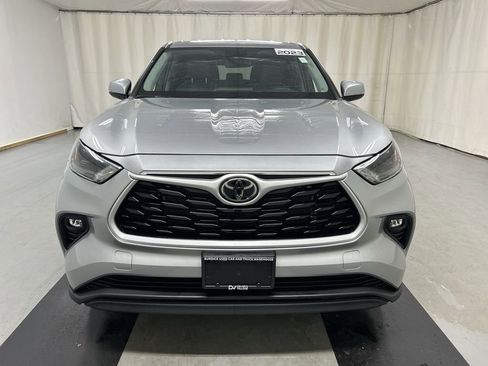 Used 2023 Toyota Highlander LE image 3