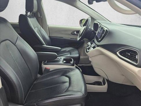 Used 2022 Chrysler Pacifica Touring-L FWD image 18