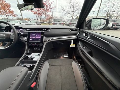 New 2025 Jeep Grand Cherokee L Laredo AWD/4WD image 15