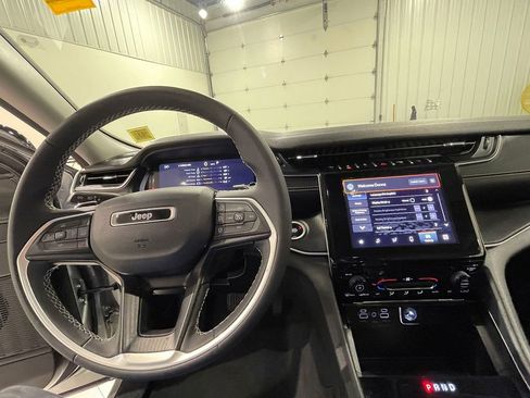 Used 2023 Jeep Grand Cherokee Laredo AWD/4WD image 35