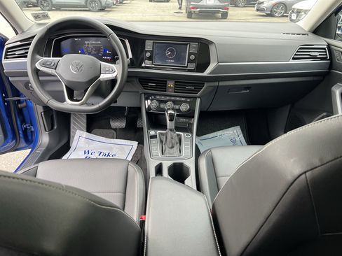 Used 2024 Volkswagen Jetta SE w/ Panoramic Sunroof Package image 17