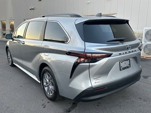 Used 2025 Toyota Sienna XLE image 5