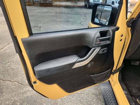Used 2013 Jeep Wrangler Unlimited Sahara w/ Max Tow Pkg AWD/4WD image 32