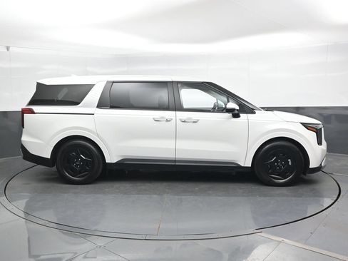 Used 2025 Kia Carnival FWD image 3