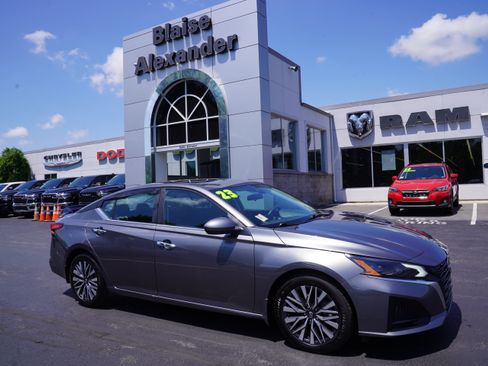 Used 2023 Nissan Altima 2.5 SV FWD image 1