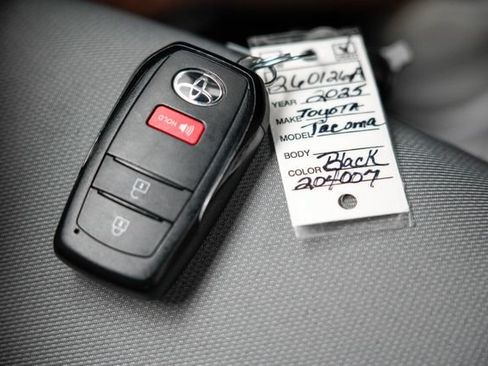 Used 2025 Toyota Tacoma SR5 AWD/4WD image 25