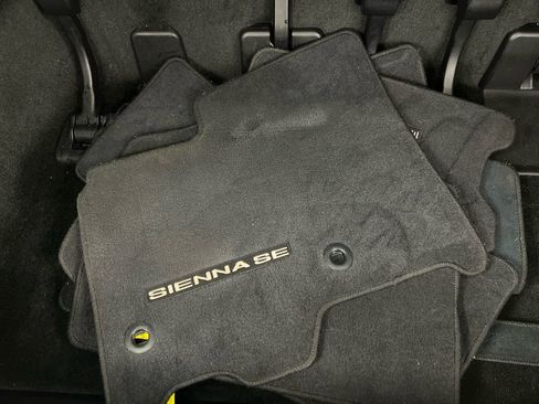 Used 2019 Toyota Sienna SE Premium w/ Carpet Mat Package image 36