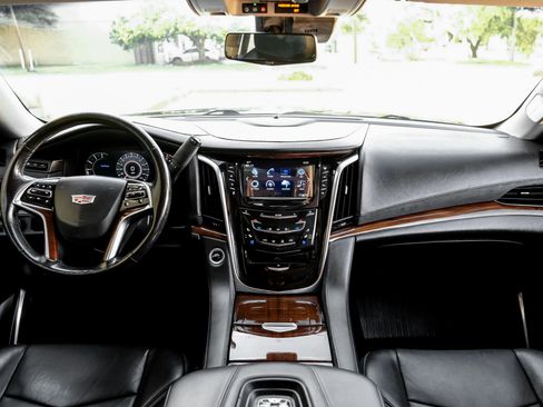 Used 2019 Cadillac Escalade ESV Premium Luxury image 16