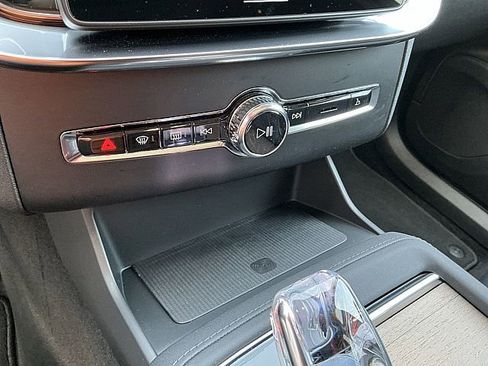 Used 2025 Volvo XC90 B5 Core image 25