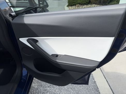 Used 2022 Tesla Model Y Long Range AWD/4WD image 25