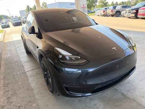 Used 2025 Tesla Model Y Long Range RWD image 3