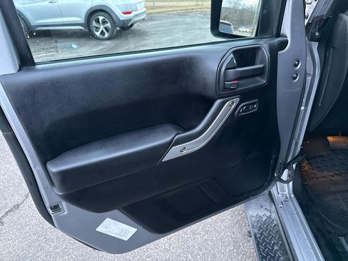 Used 2015 Jeep Wrangler Unlimited Sahara w/ Connectivity Group image 8