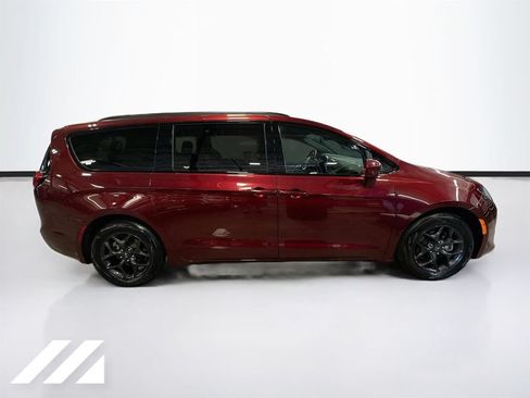 Used 2020 Chrysler Pacifica Touring-L w/ S Appearance Package FWD image 4