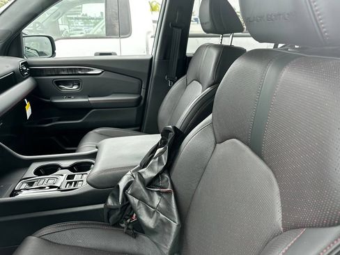 Used 2025 Honda Pilot Black Edition image 17