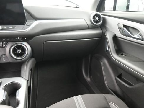 Used 2025 Chevrolet Blazer LT FWD image 12