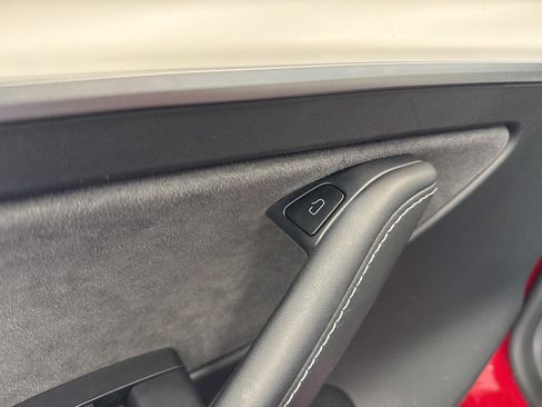 Used 2022 Tesla Model Y Long Range image 38