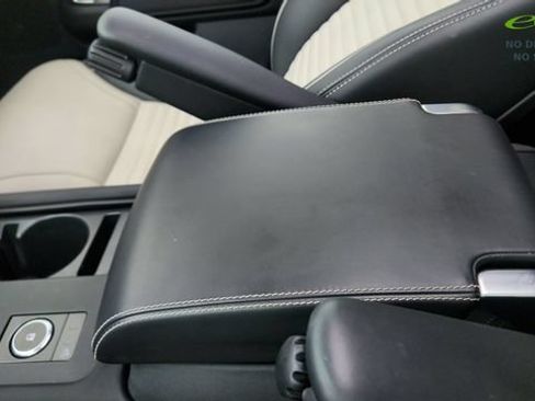 Used 2024 Land Rover Discovery Metropolitan Edition AWD/4WD image 58