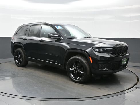 Used 2023 Jeep Grand Cherokee Altitude image 8