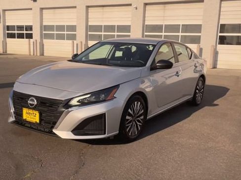 Used 2024 Nissan Altima 2.5 SV FWD image 5