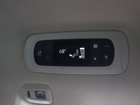 Used 2023 Chrysler Pacifica Limited FWD image 17