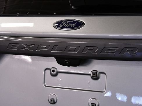 Used 2022 Ford Explorer XLT w/ Equipment Group 202A AWD/4WD image 10