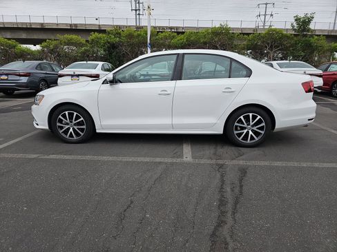 Used 2017 Volkswagen Jetta SE image 8