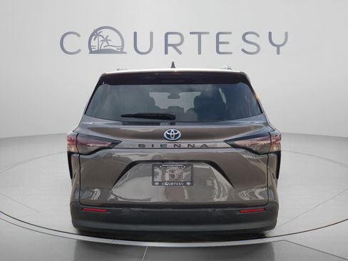 Certified 2024 Toyota Sienna XLE FWD image 4