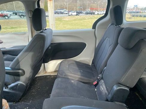 Used 2017 Chrysler Pacifica Touring FWD image 12