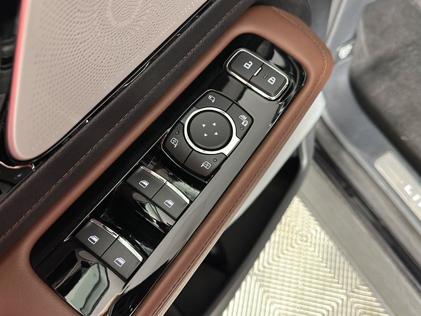 Used 2025 Lincoln Aviator Reserve w/ Equipment Group 201A AWD/4WD image 8