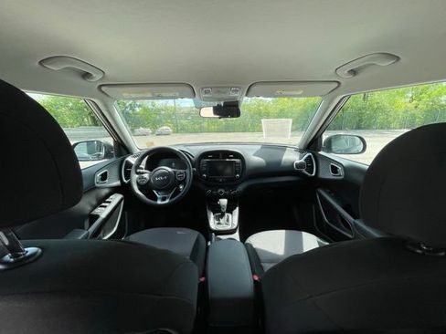Used 2025 Kia Soul LX w/ LX Technology Package FWD image 11