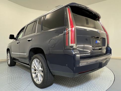 Used 2018 Cadillac Escalade Premium Luxury image 3