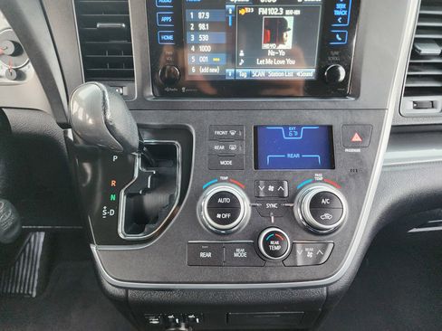 Used 2015 Toyota Sienna SE image 37