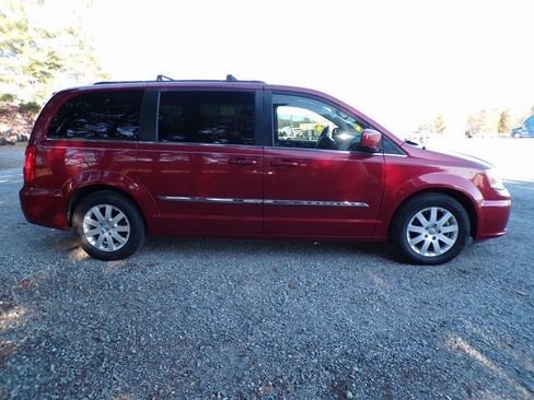 Used 2014 Chrysler Town & Country Touring image 5