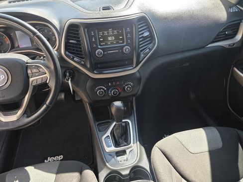 Used 2018 Jeep Cherokee Latitude w/ Altitude Package FWD image 16