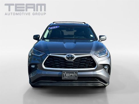 Used 2021 Toyota Highlander XLE image 2