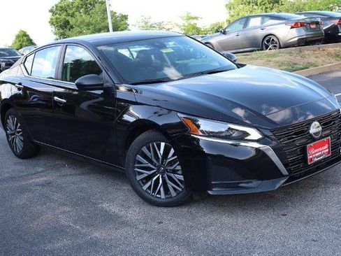 Certified 2025 Nissan Altima 2.5 SV FWD image 2