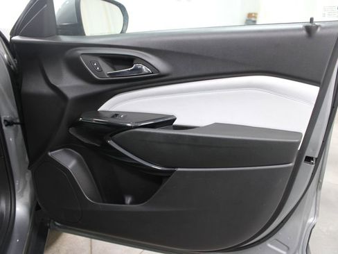 Used 2025 Chevrolet Trax LT image 33