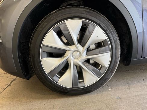 Used 2023 Tesla Model Y Long Range image 33