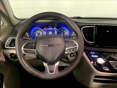 Used 2024 Chrysler Pacifica Touring-L FWD image 5