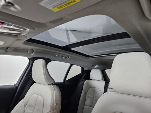 Used 2023 Volvo XC40 B5 Plus image 11