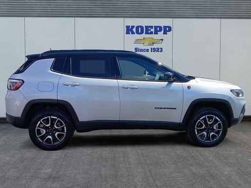 Used 2025 Jeep Compass Trailhawk AWD/4WD image 6