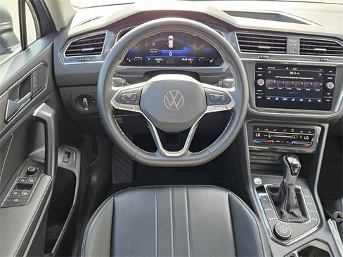 Used 2024 Volkswagen Tiguan SE image 6