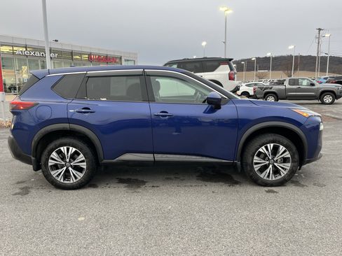 Used 2021 Nissan Rogue SV image 2