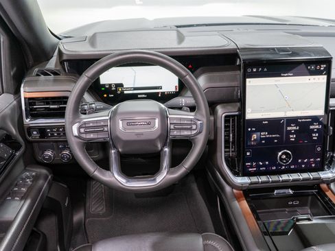 Used 2025 GMC Yukon XL Denali RWD image 11