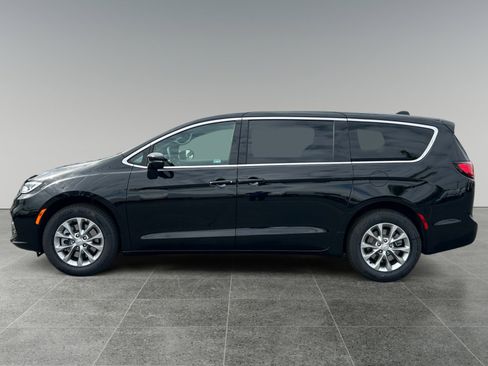 New 2026 Chrysler Pacifica Select image 2