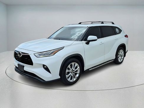 Used 2022 Toyota Highlander Limited AWD/4WD image 2