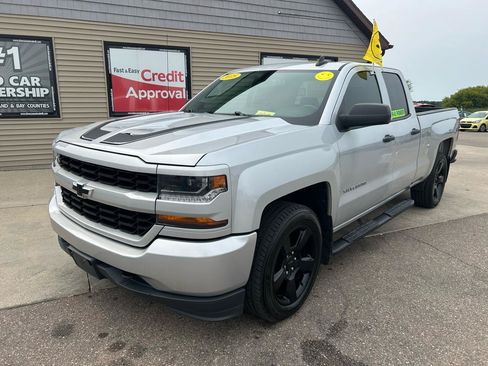 Used 2018 Chevrolet Silverado 1500 Custom w/ Custom Convenience Package AWD/4WD image 3