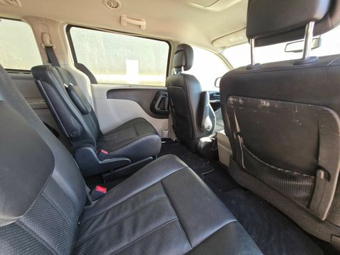 Used 2014 Chrysler Town & Country Touring-L w/ Driver Convenience Group FWD image 15